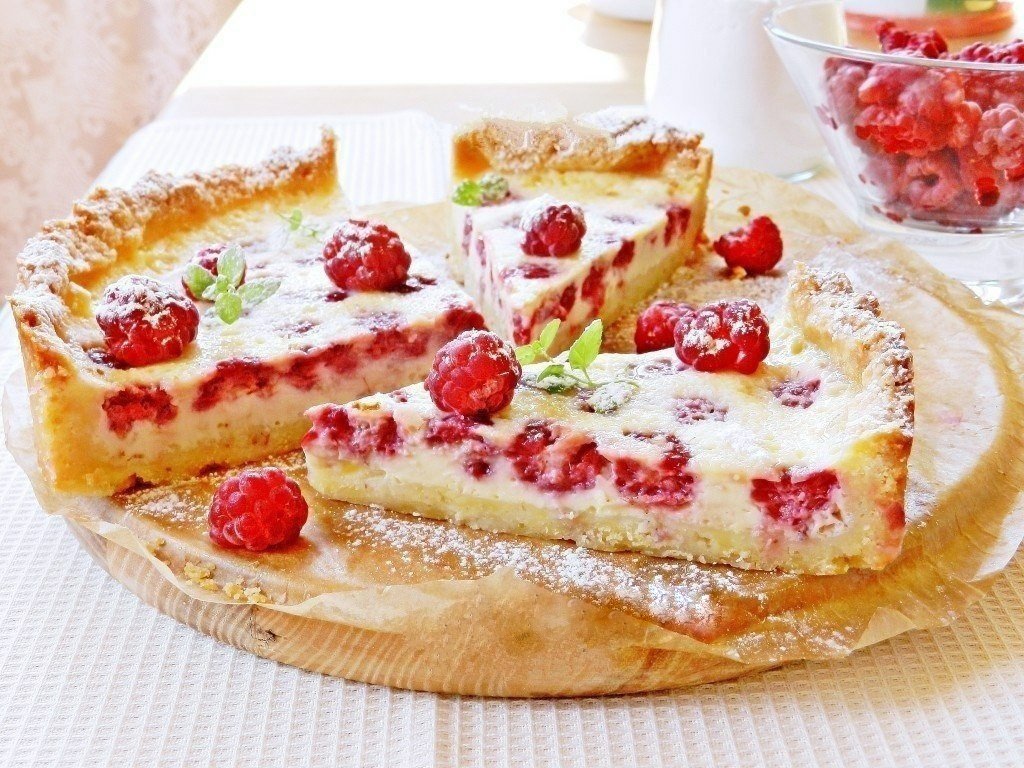 Песочный торт с клубникой