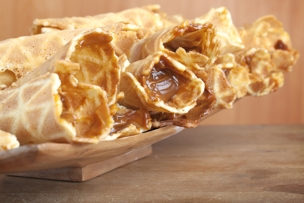 минутка со сгущенкой. торт со сгущенкой и сметаной. торт минутка. пирожное шоколадная колбаса. тортик на сковороде со сгущенкой.