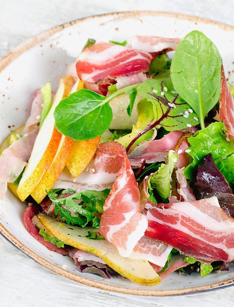 салат с моцареллой и беконом. салат из бекона и груши. руккола бекон. салат с фетой, черри и рукколой. руккола бекон.