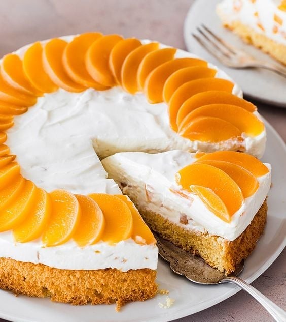 Персиково-йогуртовый торт на ванильном бисквите