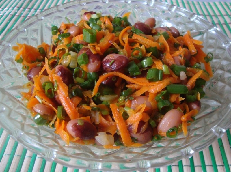 Салат из фасоли с зеленым луком и морковью