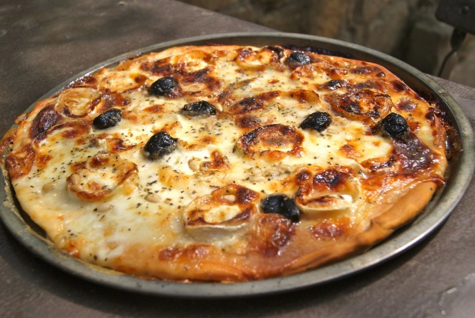 ​Пицца с моцареллой и козьим сыром