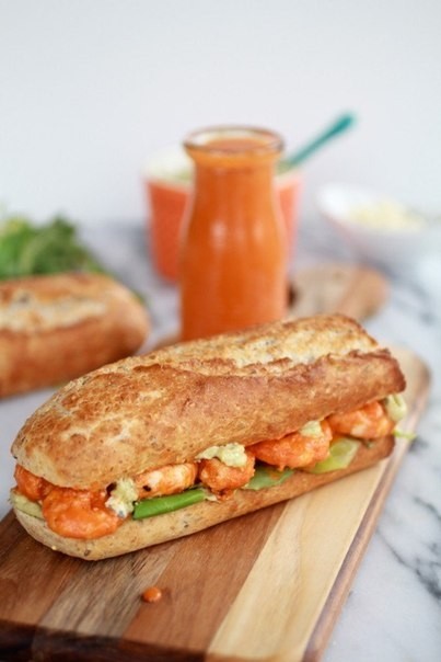 ​Сэндвич-гриль с креветками и острым соусом для пикника