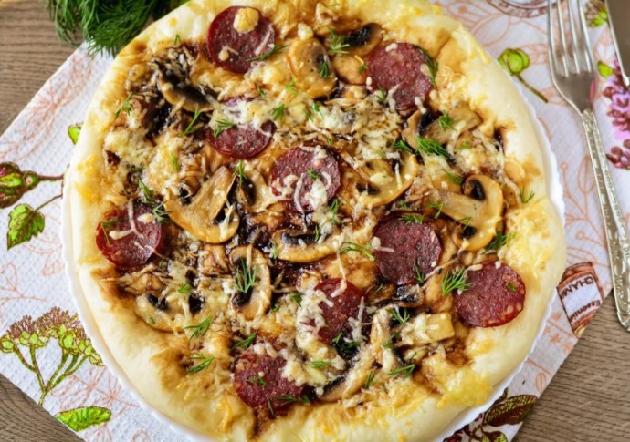 ​Домашняя пицца с колбасой и грибами