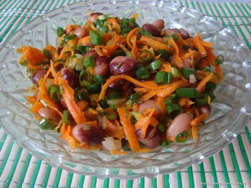 Салат из фасоли с зеленым луком и морковью