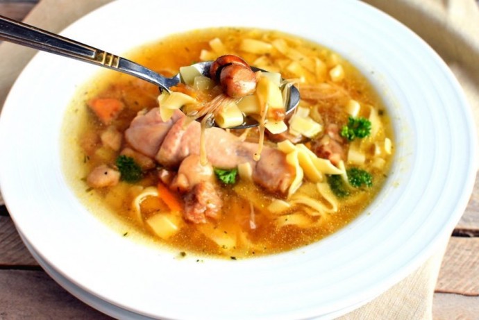 ​Суп-лапша с белыми грибами и курицей