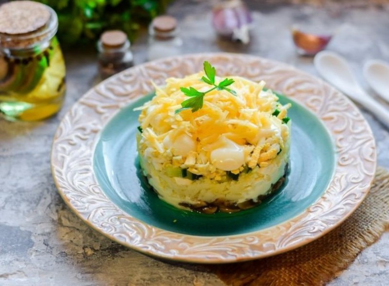 ​Салат с сыром, грибами и картофелем