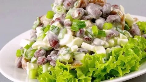 ​Салат с фасолью, маринованными грибами и яйцами