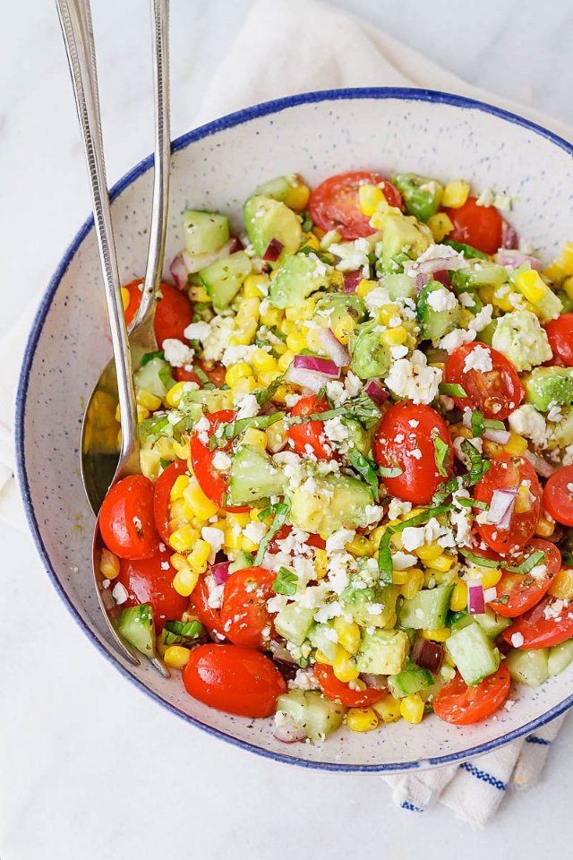 Салат с авокадо, кукурузой и сыром фета