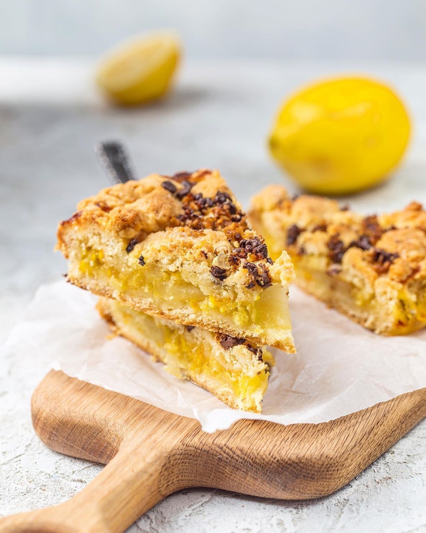 Пирог с лимоном и яблоками