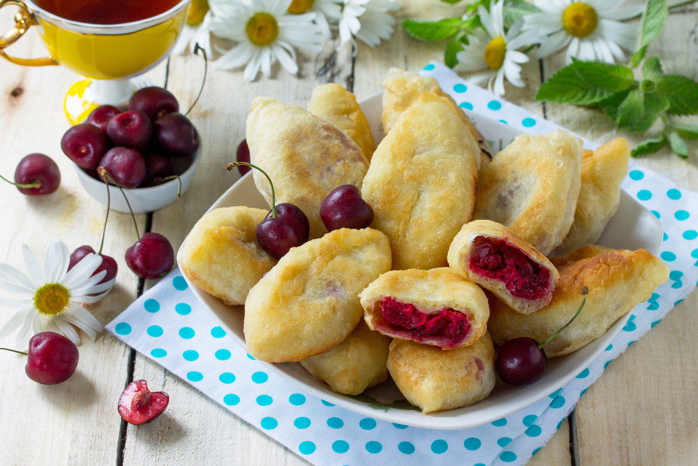 Жареные пирожки с вишней