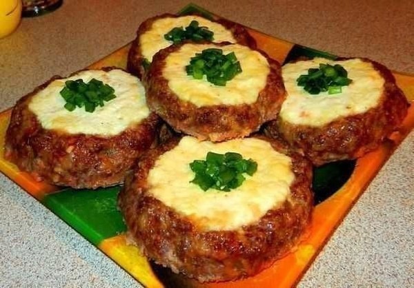 Мясные "ватрушки" - быстрый ужин Мясные "ватрушки" - быстрый ужин