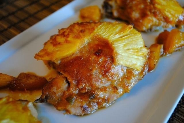 ​Ароматная курица, запеченая с ананасом и картофелем