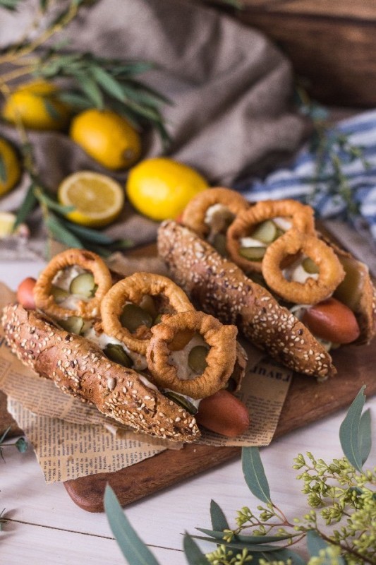 ​Хот-доги с луковыми кольцами и сыром