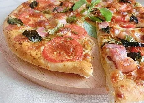 ​Пицца с грудинкой, помидорами и базиликом