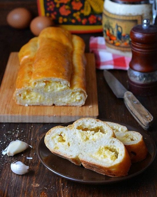 ​Пирог с плавленым сыром и яйцом