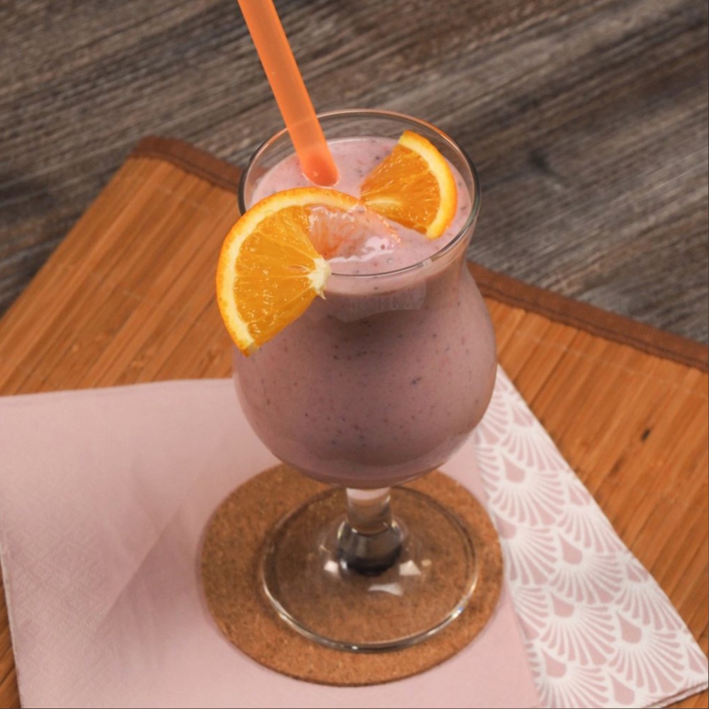 Молочный смузи с бананом и малиной