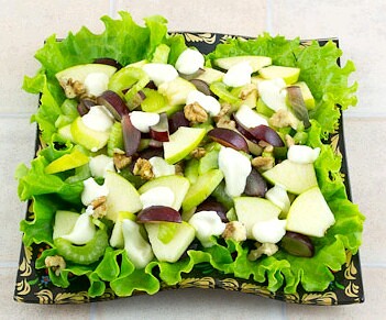 Фруктово-овощной салат с орехами