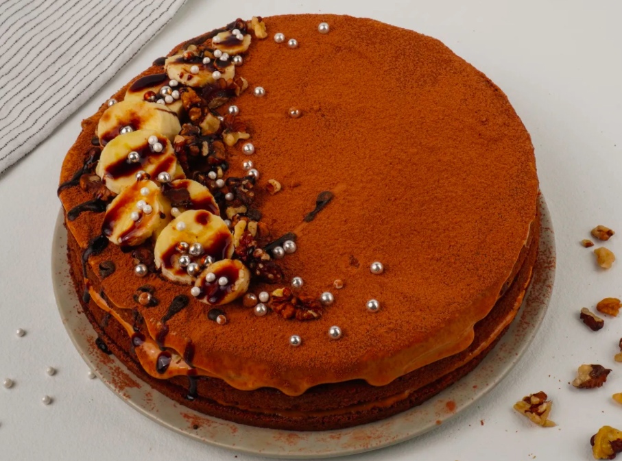 Торт с коржами и сгущенкой и бананами