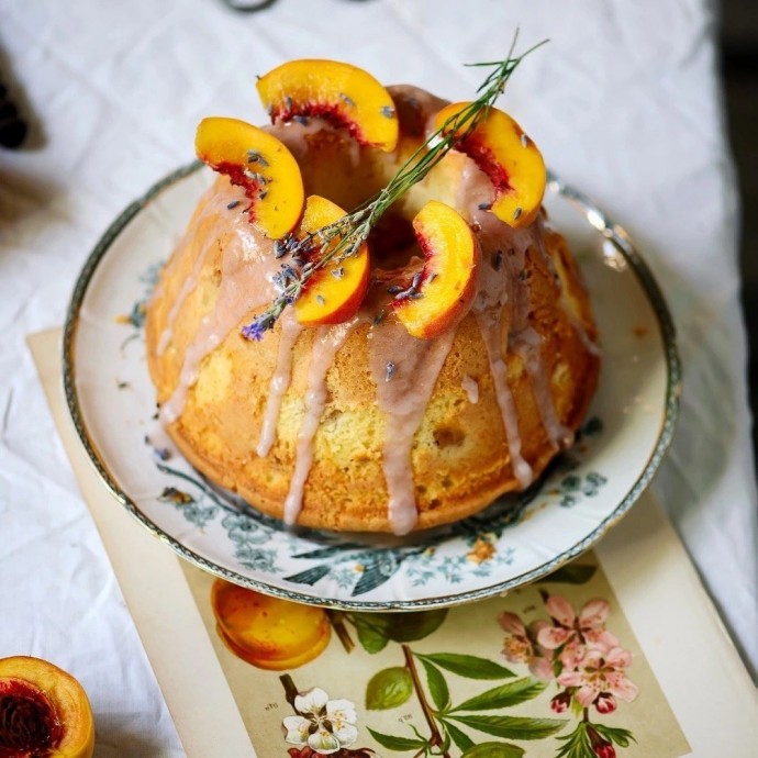 ​Сметанный кекс с персиками и лавандовой глазурью
