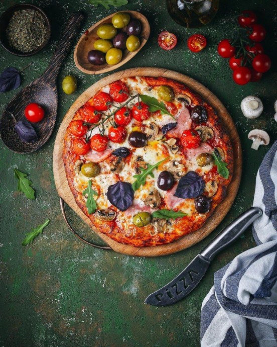 ​Пицца с томатами, ветчиной и грибами