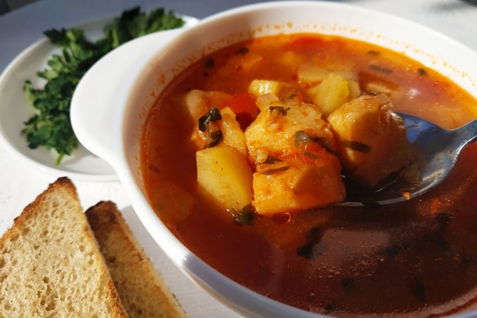 ​Рыбный суп с пангасиусом, томатами и соевым соусом