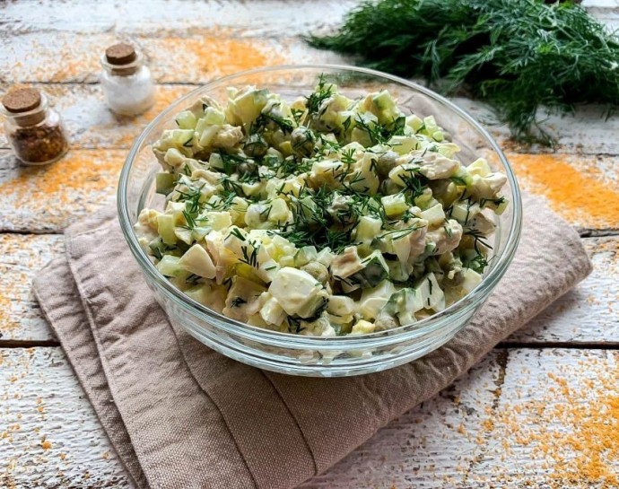 Салат с куриным филе и свежим огурцом Салат с куриным филе и свежим огурцом