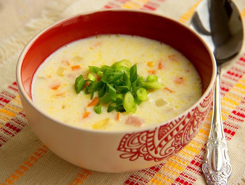 Сырный суп с ветчиной и овощами