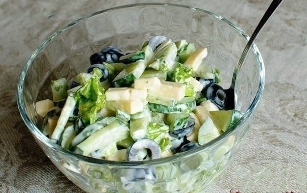 ​Огуречный салат с маслинами и сыром