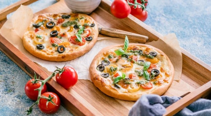 ​Мини-пицца с томатами, оливками и моцареллой