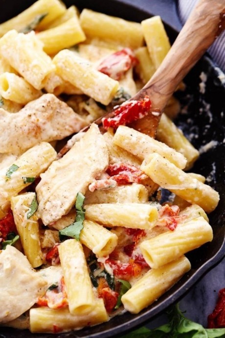 Паста с курицей, моцареллой и вялеными томатами Паста с курицей, моцареллой и вялеными томатами