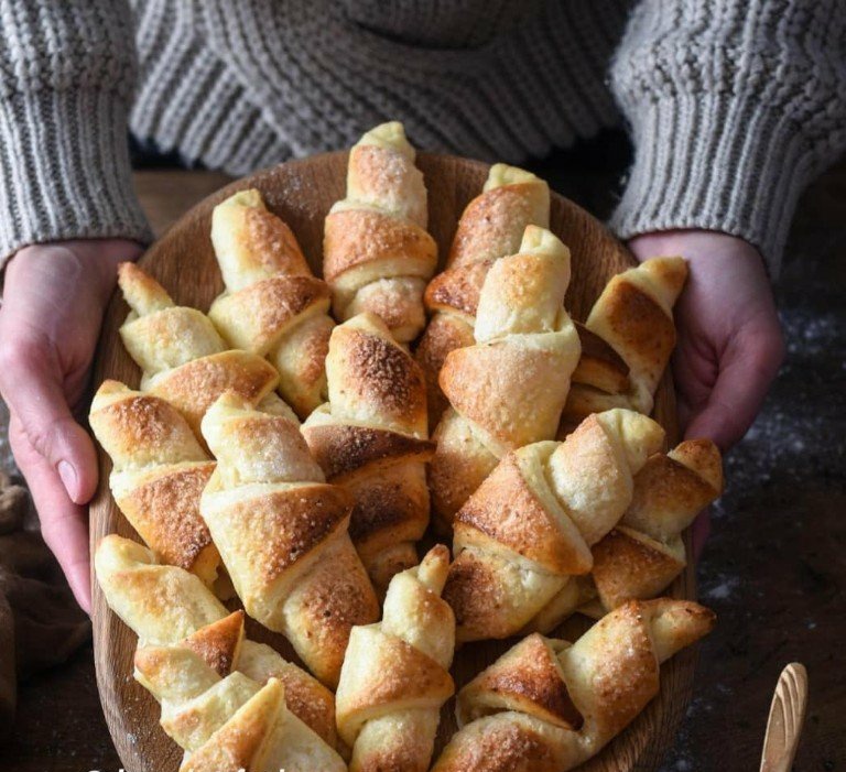Творожные рогалики с сахарной корочкой Творожные рогалики с сахарной корочкой