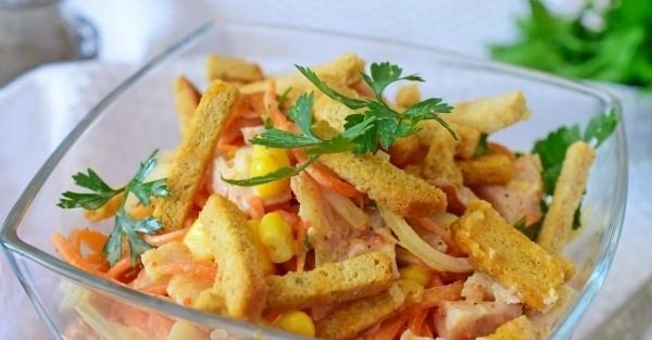 ​Салат с морковью по-корейски и сухариками