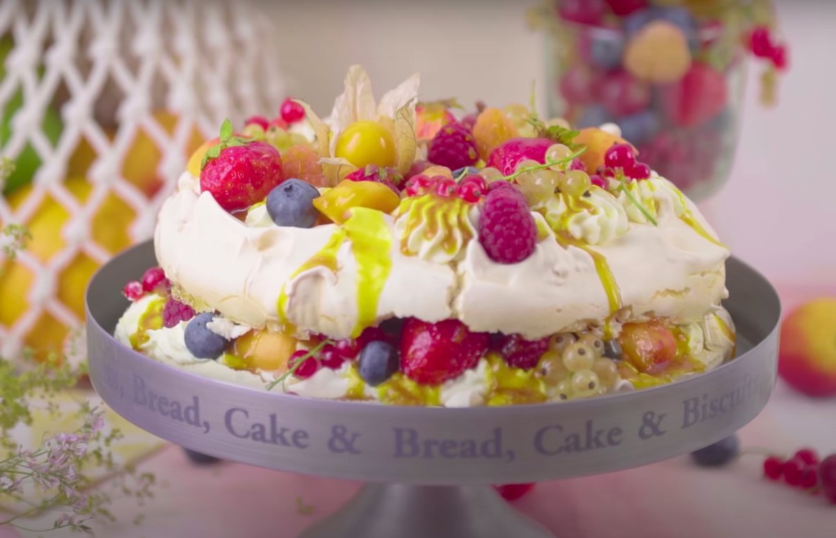 Десерт «Павлова» с пряными ягодами