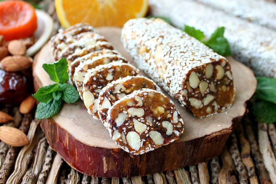 Сладкая колбаска с орехами