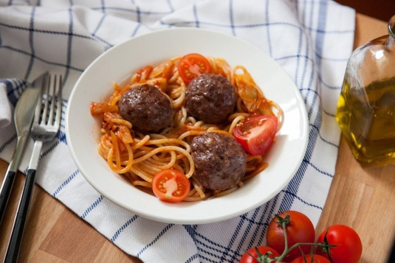 ​Мясные шарики со спагетти в томатном соусе