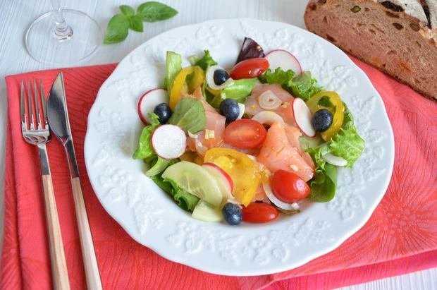 ​Овощной салат с копченым лососем и голубикой