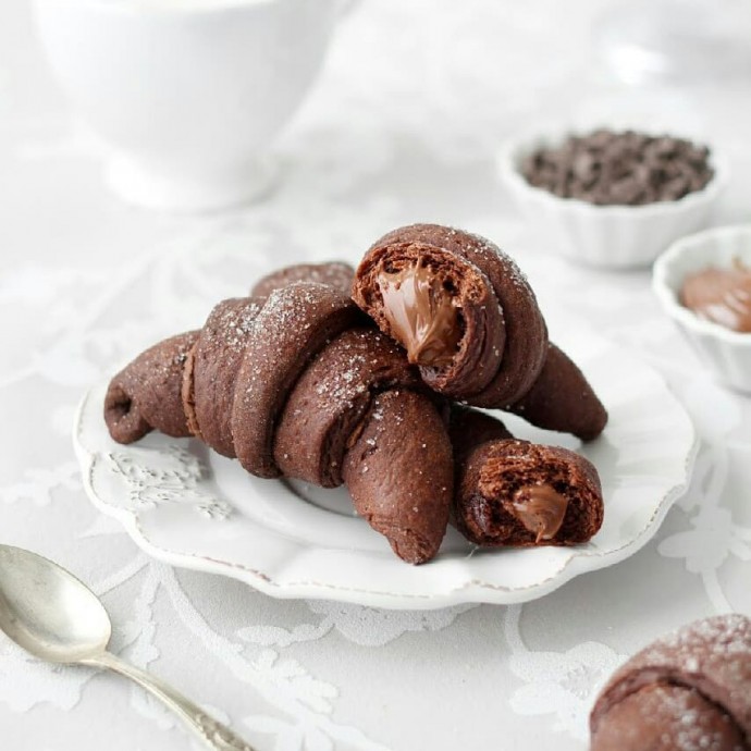 ​Шоколадные рогалики с орехово-шоколадной пастой