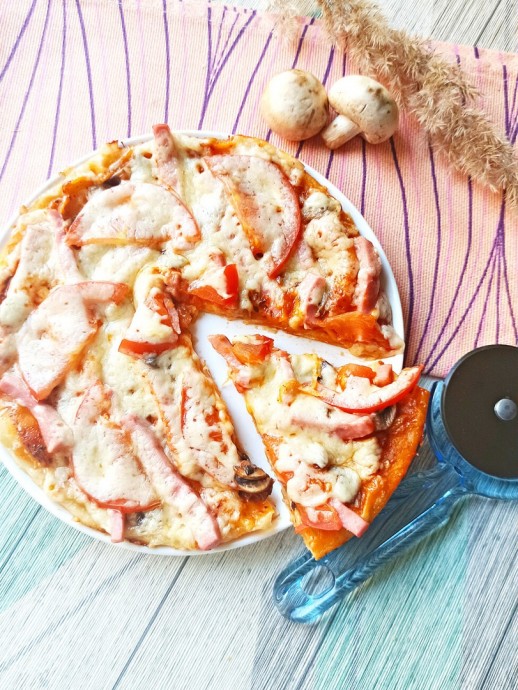 ​А-ля пицца с колбасой и грибами в мультиварке