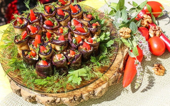 ​Рулетики из баклажанов с помидорами и грецкими орехами
