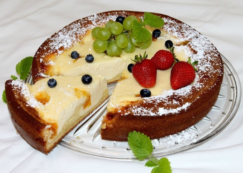 Творожный пирог со сгущенкой и ягодами