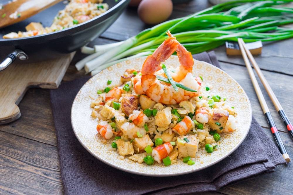 Жареный рис с креветками и яйцом