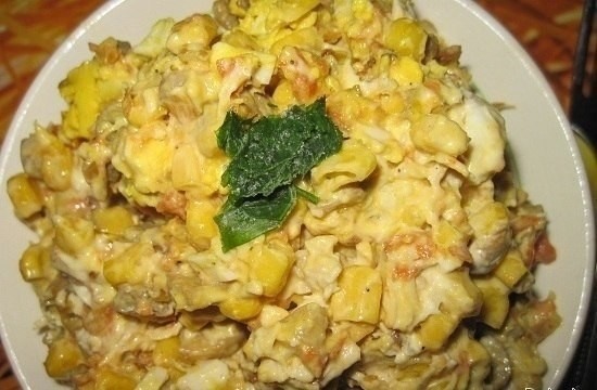 ​Салат с кукурузой и грибами