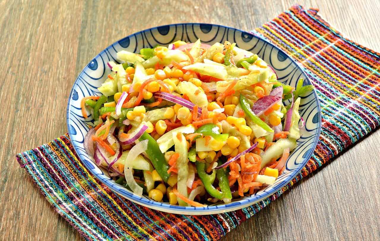 Легкий салат с кукурузой и болгарским перцем без майонеза