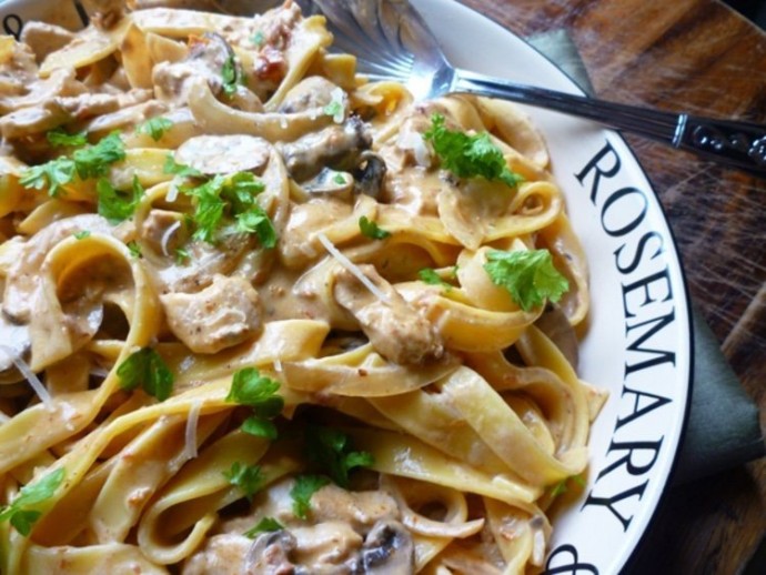 Паста тальятелле с соусом из курицы и грибов Паста тальятелле с соусом из курицы и грибов