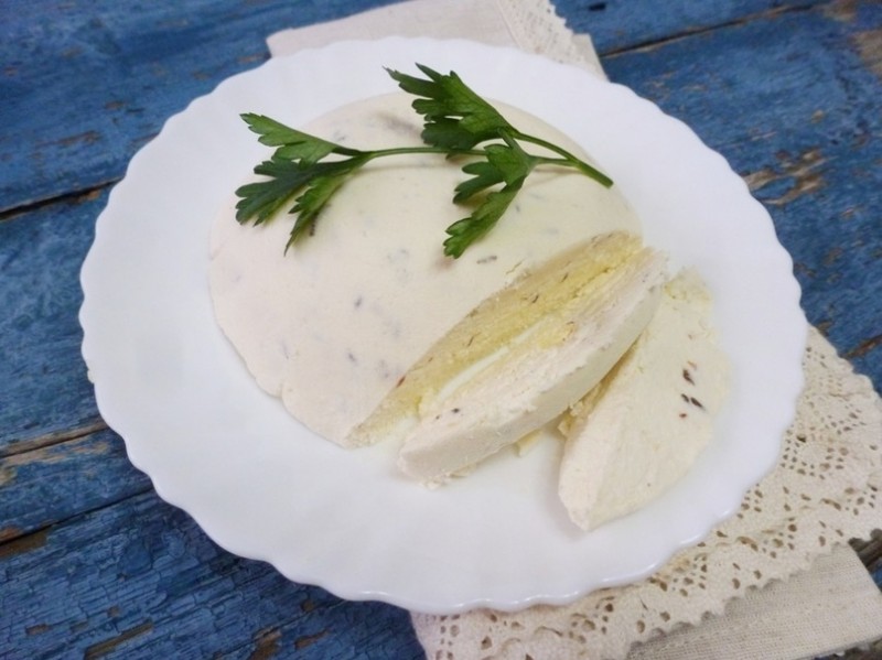 Творожный сыр с тмином и паприкой