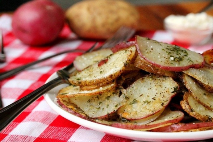 ​Запеченный картофель с зеленью и специями