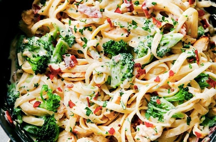 Паста «Альфредо» с курицей, беконом и брокколи