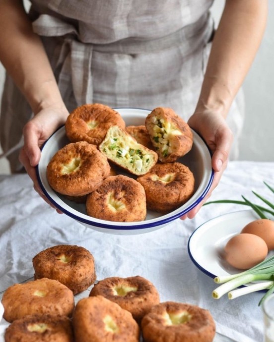 ​Творожные пирожки с луком и яйцом ⠀