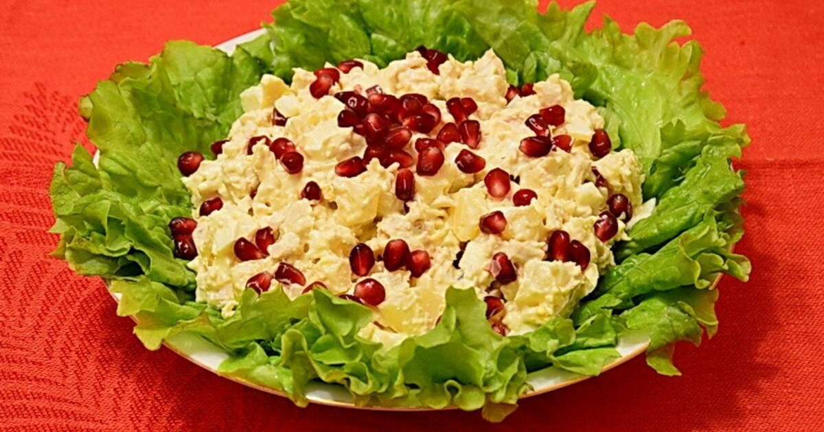 Салат с курицей ананасом и гранатом